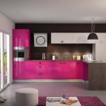 La combinación de fucsia con negro en el interior de la cocina.