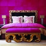 La combinación de rosa y oro en el interior de la habitación.