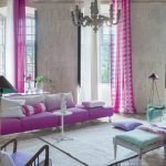 Cortinas de color rosa en la sala de estar