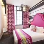 Habitación pequeña con una cama grande.