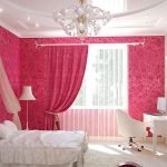 Papel tapiz rosa en el dormitorio