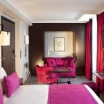 Color fucsia en el interior de una habitación grande.