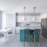 Cocina combinada con comedor.