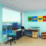 Pinturas brillantes en la pared.