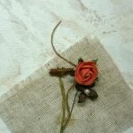 Adjuntamos un cono con una cuenta al tallo y lo pegamos en la arpillera