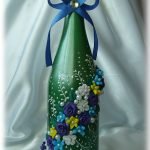El uso de arcilla polimérica para decorar una botella.