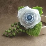 Rosa de arcilla polimérica blanca