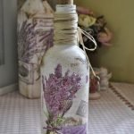Botellas de decoupage con un patrón de lilas
