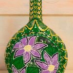Flores lilas en una botella verde
