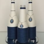 Diseño de botella en blanco y azul.