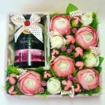 Caja con flores, dulces y champaña.