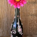 Gerbera en una botella negra