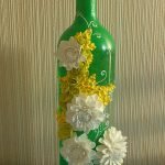 Botella verde con flores de arcilla polimérica