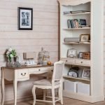 Interior de estilo provenzal con escritorio