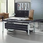 Interior con grandes ventanales.