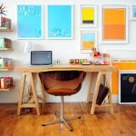 Pinturas brillantes en un interior brillante.