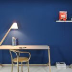 Estante blanco sobre una pared azul