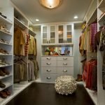 Vestidor con muebles blancos.