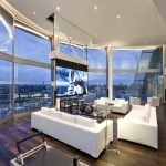 Sala de estar con ventanas panorámicas