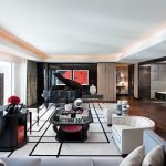 Negro, rojo y blanco en el diseño del apartamento.