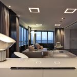 Cortinas marrones en las ventanas del gran salón.