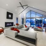 Almohadas rojas en un sofá blanco