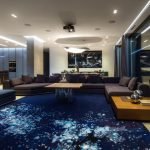 Piso azul en la sala de estar