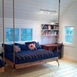 Estantes sobre la mesa