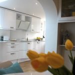 Muebles blancos brillantes en la cocina