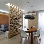 Paneles de madera en las paredes de la sala de estar