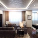 Cortinas marrones en el interior.