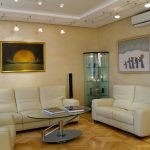 Muebles blancos en el interior.