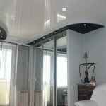El diseño del techo en el dormitorio.