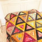 Cubre un mosaico de piezas triangulares.