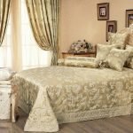 Cama con almohadas y colcha