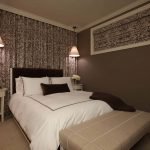 Cama blanca en una habitación marrón