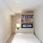 Pequeño dormitorio blanco