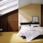 Cama en el dormitorio