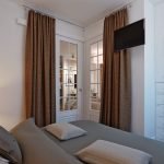 Cortinas marrones en el dormitorio