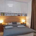 Dormitorio con cortinas en una ventana falsa