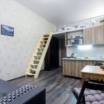 Área de trabajo y dormitorio en un estudio.