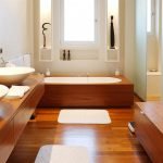 Madera natural en el baño