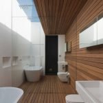 Espejo de pared en el baño