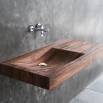 Muro de hormigón en el baño
