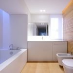 Luces LED sobre el baño