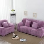 Muebles de color lila en la sala de estar