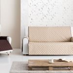 Interior con una mesa de palets.
