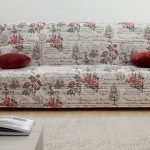 Estuche con rosas en el sofá