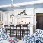 Muebles azules y blancos en la cocina.