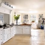 Elementos interiores con adornos de gzhel en la cocina